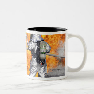 Taza Bicolor Los bomberos luchan un fuego simulado
