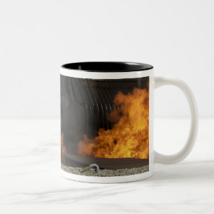 Taza Bicolor Los bomberos neutralizan un fuego vivo