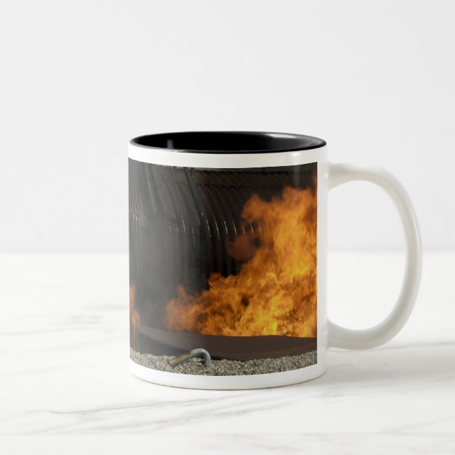 Taza Bicolor Los bomberos neutralizan un incendio vivo (Derecha)