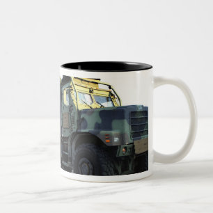 Taza Bicolor Los camiones acorazados se sientan en el