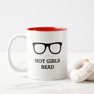 Taza Bicolor Los chicas calientes leyeron al empollón divertido
