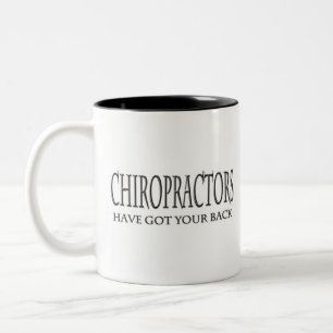 Taza Bicolor Los Chiropractors tienen su parte posterior