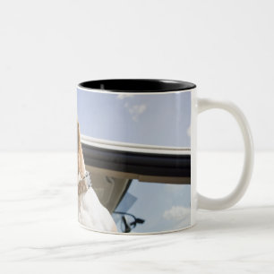 Taza Bicolor Los E.E.U.U., Colorado, perro que mira a través d