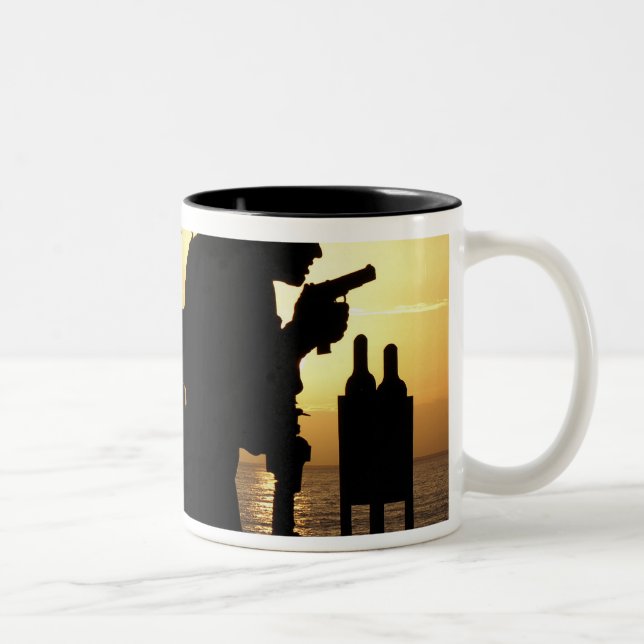 Taza Bicolor Los marines disparan pistolas de 9 mm (Derecha)