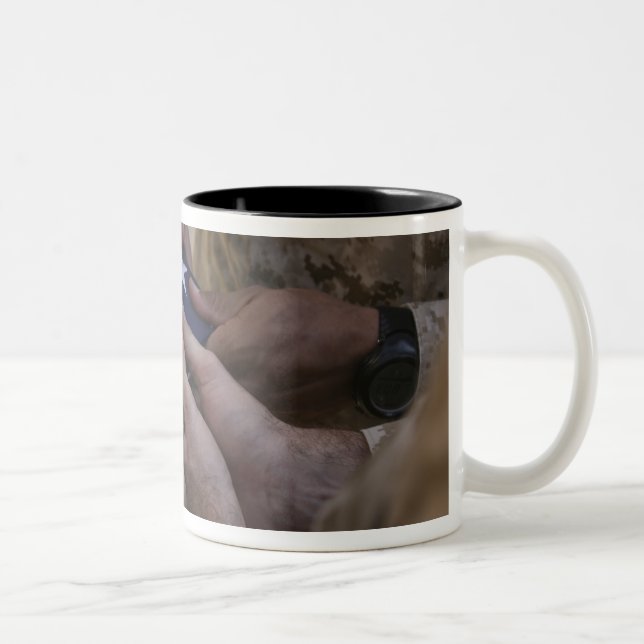 Taza Bicolor Los marines doblan una bandera estadounidense (Derecha)