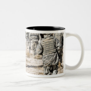 Taza Bicolor los soldados responden a un ataque de las armas