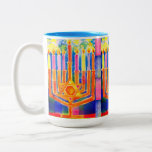 Taza Bicolor Luces de Chanukah<br><div class="desc">Rico color modulador con todas las velas encendidas en una noche estrellada, en un mar de azul —un regalo deslumbrante para tu profesor favorito de la Escuela Hebrea, rabino, o cualquier bebedor de café que amas!</div>