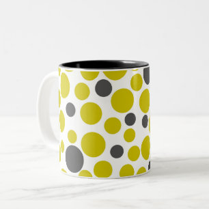 Taza Bicolor lunares amarillos grises sobre un fondo blanco