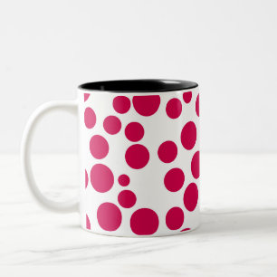 Taza Bicolor lunares rojos sobre fondo blanco