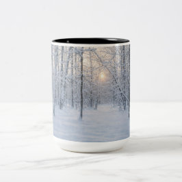 Taza Bicolor Luz de invierno en un tranquilo bosque de abedules