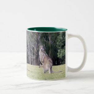 Taza Bicolor Madre canguro con Joey bebé en su valija