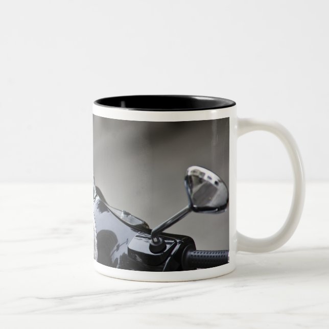 Taza Bicolor Madrid, scooter negro Vespa (Derecha)