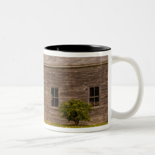 Taza Bicolor Maine, edificio de piedra viejo y granero de