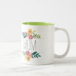 Taza Bicolor Mamá café con flores<br><div class="desc">Dile que te amo a mamá con esta taza de café con flores de bonito. Esta taza se puede personalizar cambiando el texto. Mamá,  mamá,  Nana,  lo que quieras. También puede cambiar el color del interior de la taza y el tamaño y estilo de la taza.</div>