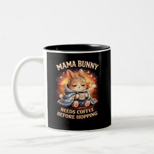 Taza Bicolor Mama Coneja Necesita Café Antes de Saltar