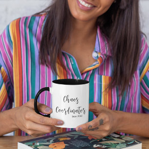 Taza Bicolor Mamá coordinadora del caos año personalizado