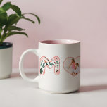 Taza Bicolor Mamá Rubor con burbujas de flores rosadas que deja<br><div class="desc">Regale un regalo precioso y memorable a mi madre con nuestra foto-foto-tazón personalizada de MOM. Nuestro diseño presenta un diseño envolvente con "MOM" en letras de burbujas de motivos florales de color rosa. La letra "O" se sustituye por una foto personalizado para el corazón que muestra su propia foto especial....</div>