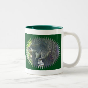 Taza Bicolor Mami Raccoon sobre Suet Mug