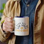 TAZA BICOLOR MANTENGO TODOS MIS CHISTES PAPÁ EN MI BASE DE PAPA<br><div class="desc">¡MANTENGO A TODOS MIS CHISTES PADRES EN MI DAD-DA-BASE seguro que será el mejor regalo para hacer reír a tu padre cuando lleva puesto este traje de humor! Este diseño también hace una idea de regalo asombrosa para el Día del Padre,  cumpleaños,  especialmente para el orgulloso programador papá!</div>