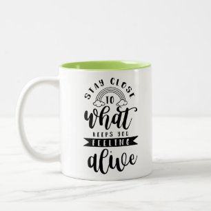 Taza Bicolor Mantente cerca de lo que te mantiene vivo