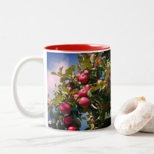 Taza Bicolor Manzanas rojas en la naturaleza del árbol personal