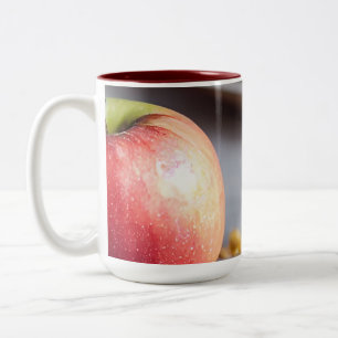 Taza Bicolor Manzanas rojas frescas en la mesa, migas de pastel