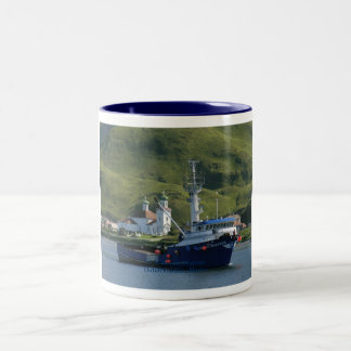 Taza Bicolor Marino nórdico, barco del cangrejo en el puerto