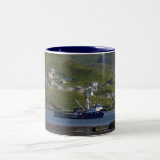 Taza Bicolor Marino nórdico, barco del cangrejo en el puerto