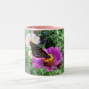 Taza Bicolor Mariposa en el jardín