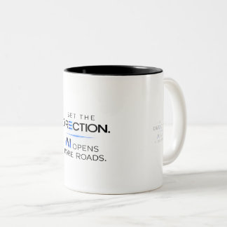 Taza Bicolor Más caminos por delante Tipografía direccional de