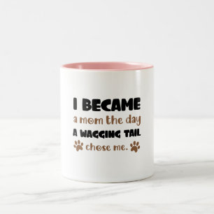 Taza Bicolor Me convertí en mamá, la cola meneando me eligió Re
