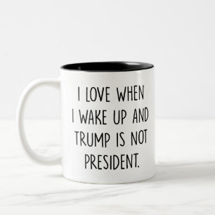 Taza Bicolor me encanta cuando me despierto y trump no es presi