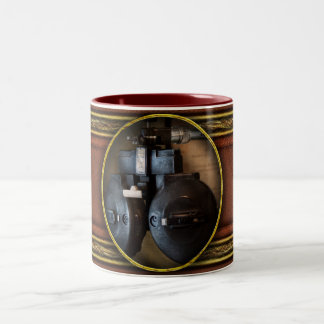 Taza Bicolor Médico - Optometría - Un antiguo foróptero
