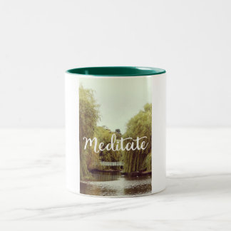 Taza Bicolor Meditar en el mensaje inspirador del parque