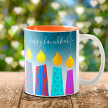 Taza Bicolor Menorah Candles Happy Hanukkah Script on Turquoise<br><div class="desc">"Feliz Hanukkah". Aquí hay una manera fácil de entrar en el ambiente vacacional cada mañana. Añade brillo extra a tu día cuando te relajes con tu bebida favorita en esta taza de café personalizado y colorida Hanukkah. Un ilustracion juguetón y artístico de velas de menorah azul con coloridos motivos de...</div>