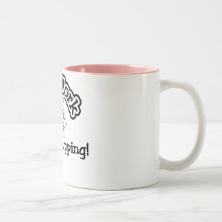Taza Bicolor Menos trabajo, más camisetas de las compras y
