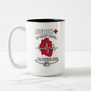 Taza Bicolor Mi corazón late por salvar vidas: Enfermera defini