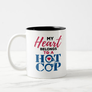Taza Bicolor Mi corazón pertenece a una mujer policial de un po