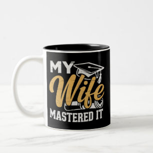 Taza Bicolor Mi esposa lo dominó Titular de máster de graduació