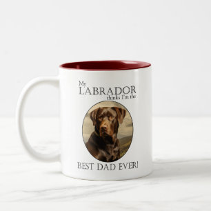 Taza Bicolor Mi labrador chocolate piensa que soy el mejor papá