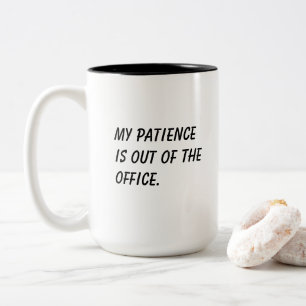 Taza Bicolor 'Mi paciencia está fuera de la oficina' divertido