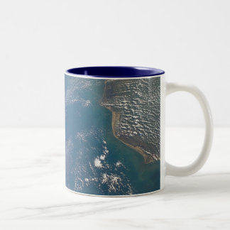Taza Bicolor Miembro de la tierra de la NASA tomado por el