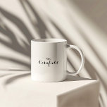 Taza Bicolor Minimalista negra y blanca señora Novia recién cas<br><div class="desc">Esta minimalista taza de café de novia negra y blanca es un regalo perfecto para la novia o la novia para una ducha rústica de bodas. El diseño presenta una bonita fuente negra en un fondo blanco para embellecer tu evento.</div>