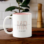 Taza Bicolor Moda Nuevo MR Boda de nombres personalizados Fecha<br><div class="desc">Una taza de café moderna y agradable que dice MR en la tipografía moderna en rosa polvoriento con el nombre de su familia en caligrafía de escritura a la moda en una taza de café de dos tonos. Te encantará el interior azul marino oscuro, aunque está disponible en muchos más...</div>