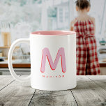 Taza Bicolor Monograma 3D del moderno juego de palabras diverti<br><div class="desc">Mug monogramada lindo con tu nombre personalizado como una sombra inicial en rojo y rosa. Moderno,  minimalista,  simple y divertido,  este diseño basado en la tipografía hace un regalo fresco y personalizado.</div>