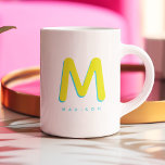 Taza Bicolor Monograma 3D del moderno juego de palabras diverti<br><div class="desc">Mug monocromática lindo con tu nombre personalizado como una sombra inicial en cítricos y menta. Moderno,  minimalista,  simple y divertido,  este diseño basado en la tipografía hace un regalo fresco y personalizado.</div>
