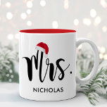 Taza Bicolor Monograma de la Sra. Red Santa Hat Personalizado H<br><div class="desc">Navidades mug de vacaciones presenta a la señora en escritura negra moderna con su apellido personalizado. Un festivo sombrero de Papá Noel rojo acentúa el diseño. ¡Un regalo perfecto para una pareja recién casada que celebra a sus primeros Navidades casados! Visita nuestra tienda para el Mr. Holiday Mug.</div>