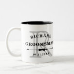 Taza Bicolor Monograma Groomsman negro blanco de amarre<br><div class="desc">Coffee mug para sus padrinos donde puede personalizar la taza con el nombre de su compinche y la fecha en negro sobre su inicial en gris con un separador de corbata de arco.</div>
