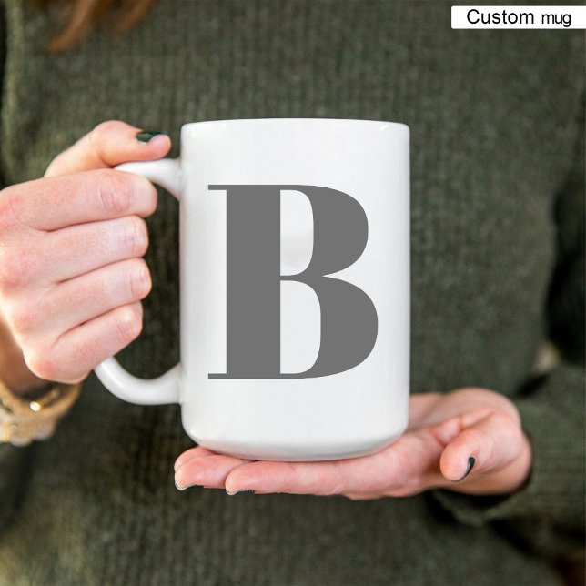 Taza Bicolor Monograma Letra inicial negro y blanco elegante (Monogram Initial Letter Black and White Elegant Two-Tone Coffee Mug)