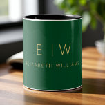 Taza Bicolor Monograma Minimalista de oro verde esmeralda clási<br><div class="desc">Disfruta de tu bebida favorita con este minimalista monograma de café de dos tonos de oro verde esmeralda. Con un rico fondo verde esmeralda, una elegante tipografía dorada y una elegante disposición moderna, esta atractiva taza combina lujo atemporal con estilo cotidiano. Perfecto como regalo boda, regalo de aniversario, regalo corporativo...</div>